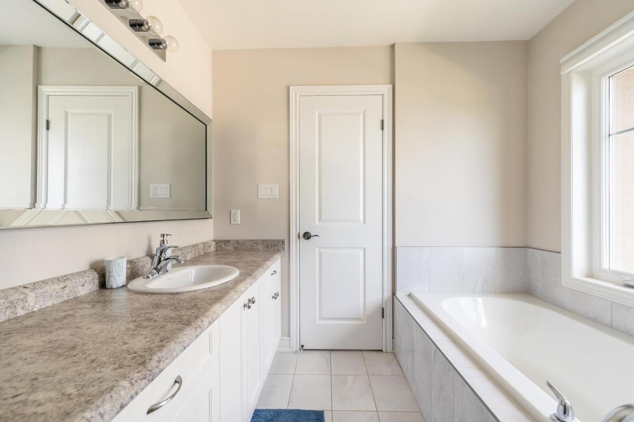 Modern Hamilton Homes Lake Ontario Shore By Globalstay エクステリア 写真